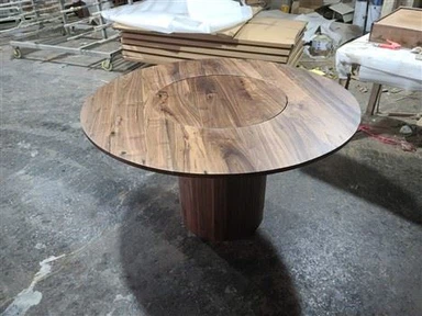 घूमने योग्य गोल ठोस लकड़ी की मेज